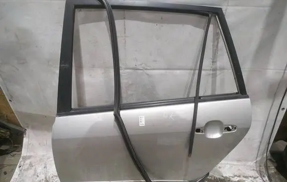 Toyota Corolla Verso E121 Rear door PILKOS