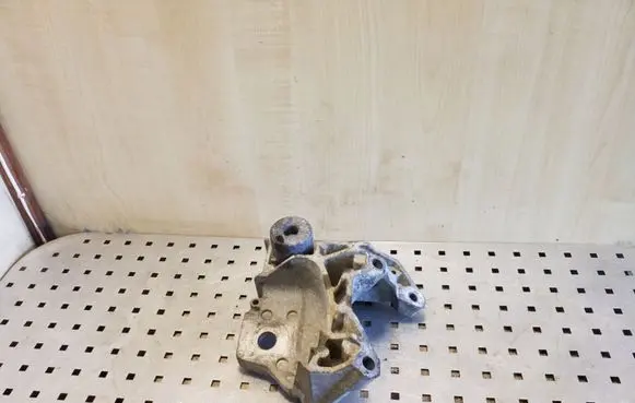Volvo XC70 Engine mounting bracket