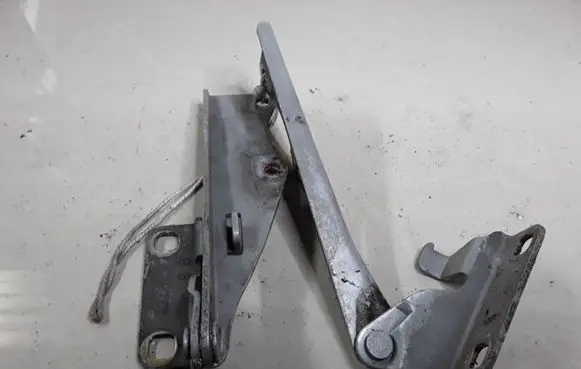 Nissan Primera Engine bonnet/hood hinges