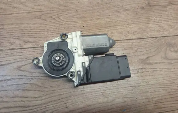 Volkswagen Golf IV Front door window regulator motor 1J1959801C