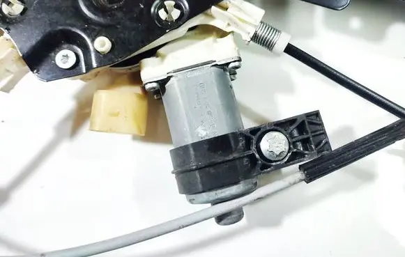 BMW 5 E60 E61 Front door window regulator motor 0130821459
