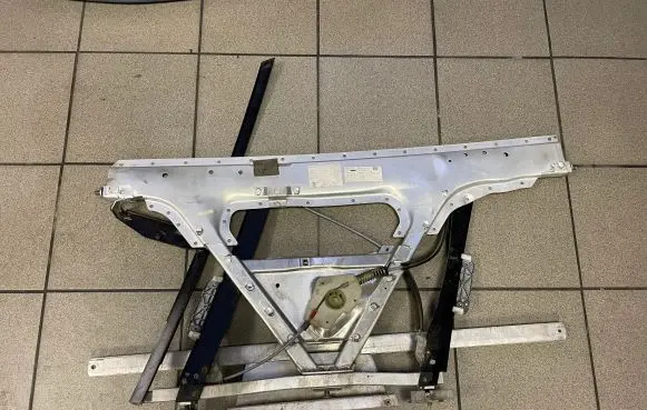 Audi TT Mk1 Front door electric window regulator 8N8837730