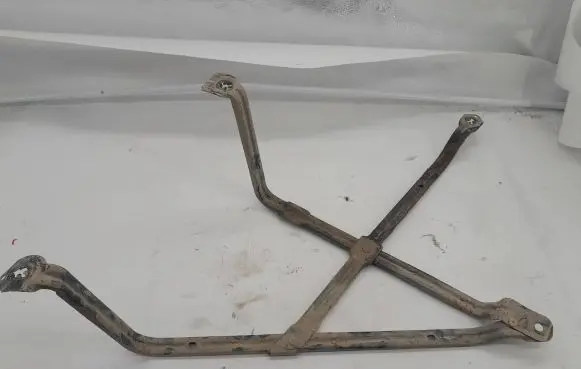 Fuel tank mounting bracket