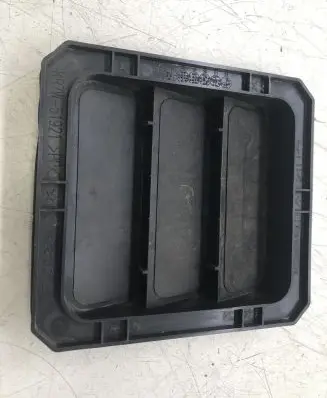 Quarter panel pressure vent