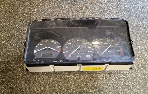 Volkswagen PASSAT B4 Speedometer (instrument cluster)