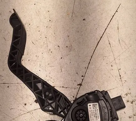 Accelerator throttle pedal