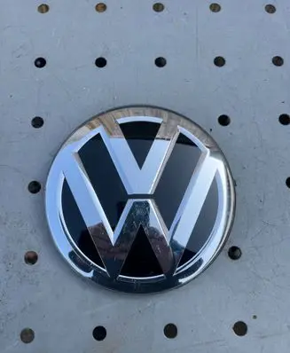 Volkswagen Polo VI Manufacturer badge logo/emblem 2G0853601A