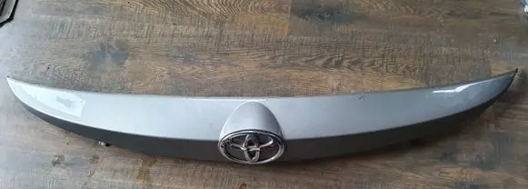 Toyota Auris E180 Manufacturer badge logo/emblem 7681102790