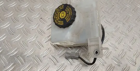 Toyota Prius (XW30) Brake fluid reservoir 