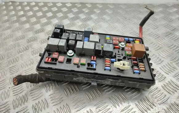 Opel Insignia A Fuse module 13275874