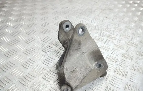 Nissan Qashqai Engine mounting bracket F6043000