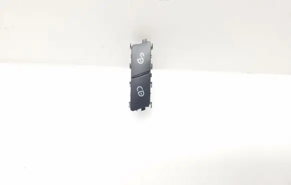 Mercedes-Benz E W212 Central locking switch button A2048706410