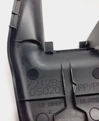 Toyota Avensis T270 Front mudguard 05020 72128