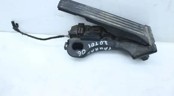 Volkswagen Touran I Accelerator throttle pedal 1T1721503H 6PV00868900 0014507