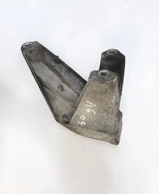 Engine mounting bracket