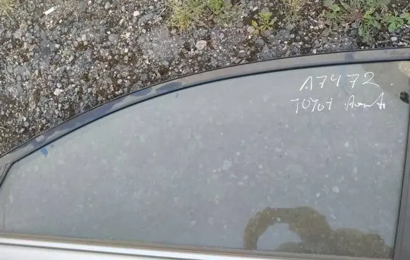 Toyota Avensis T250 Front door window glass four-door 