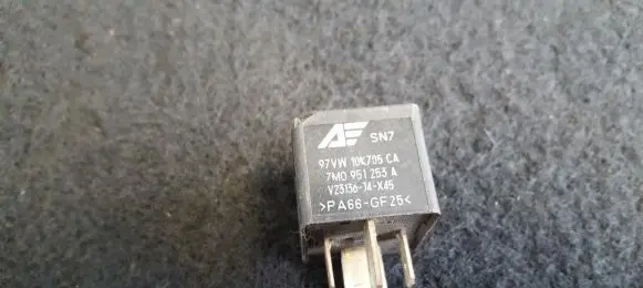 Volkswagen Golf III Other relay 97VW10K705CA 7M0951253A
