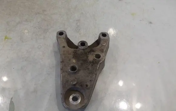 Engine mount bracket
