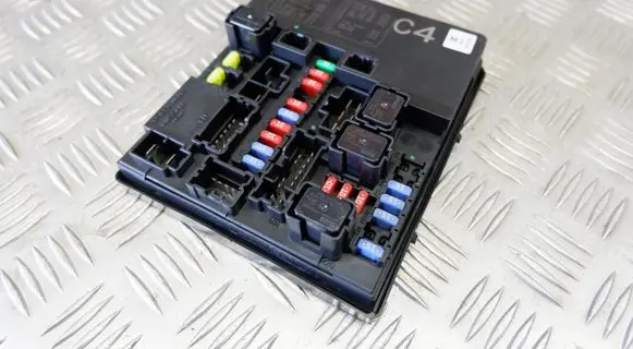 Nissan Juke I F15 Fuse module 284B71KA0B