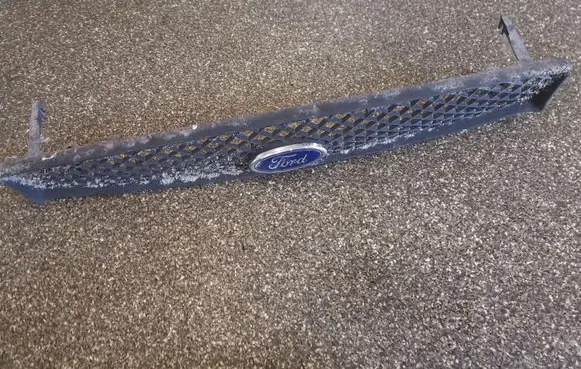Ford Focus Front bumper upper radiator grill