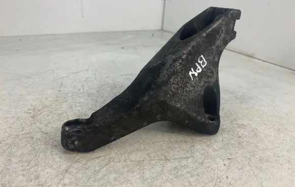 Audi A4 S4 B7 8E 8H Engine mounting bracket 8E0199307S