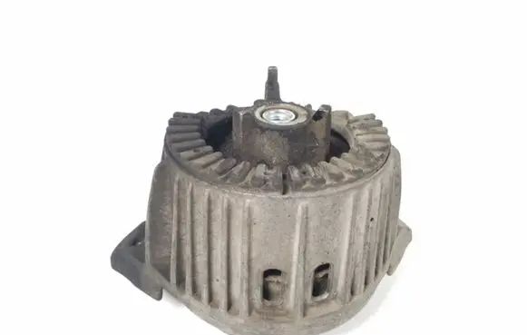 Mercedes-Benz C W204 Engine mount bracket A2042404717