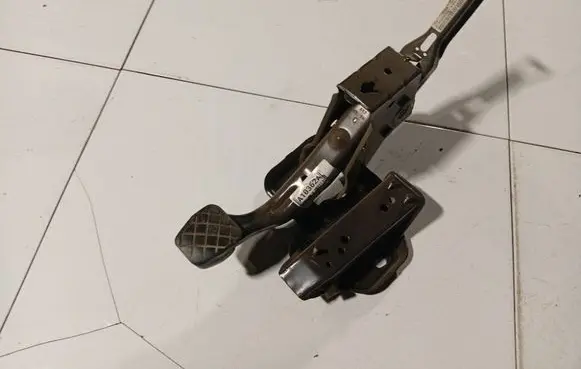 Skoda Fabia Mk1 (6Y) Brake pedal 601721058AF