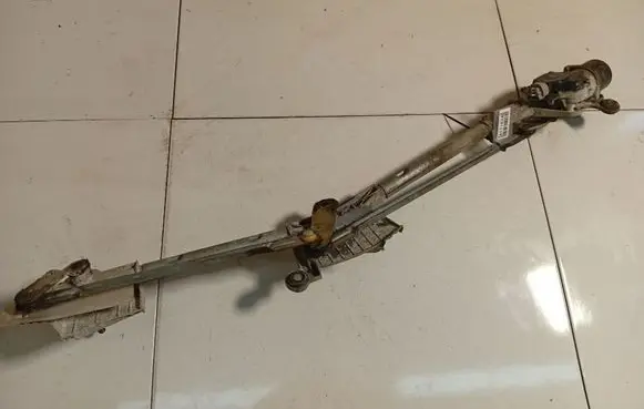 Nissan Tiida C11 Front wiper linkage and motor 