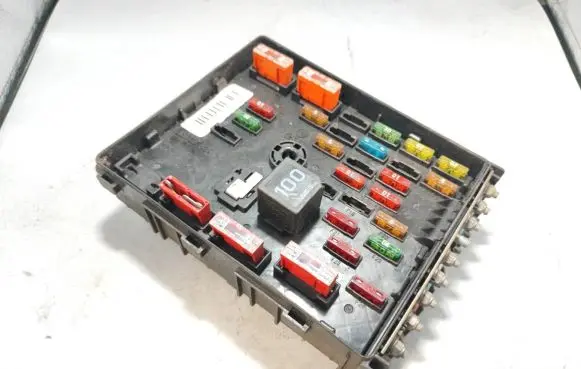 Volkswagen PASSAT B6 Fuse box set 3C0937125 63592777