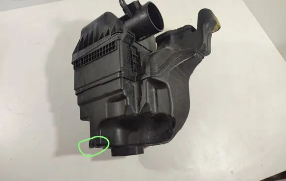 Nissan Rogue Air filter box 