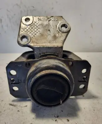 Engine mount bracket