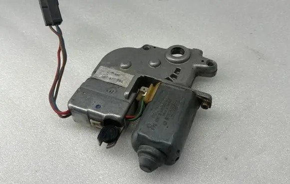 Volkswagen PASSAT B3 Sunroof motor/actuator 357877795