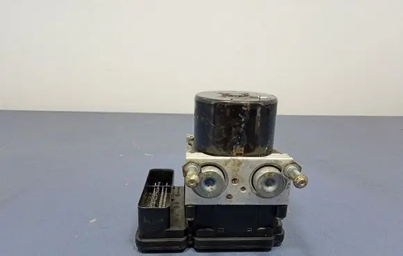 Mitsubishi Lancer VIII ABS Pump 4670A561