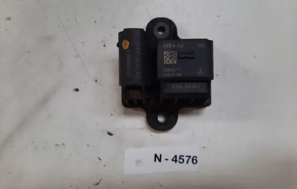Mercedes-Benz C W204 Glow plug pre-heat relay 0522120204