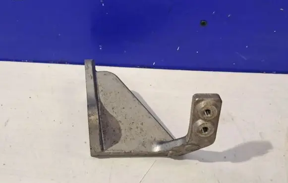 Maserati Ghibli Muffler mount bracket/holder 670003852