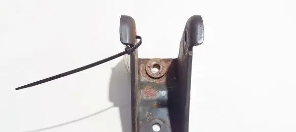 Mitsubishi Carisma Engine mounting bracket