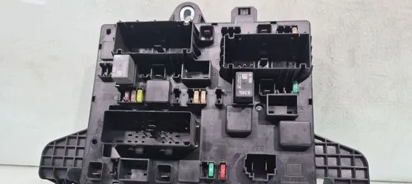 Opel Astra J Fuse module 13302300 365927271