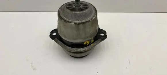 Volkswagen Touareg I Engine mount bracket 7L8199131A