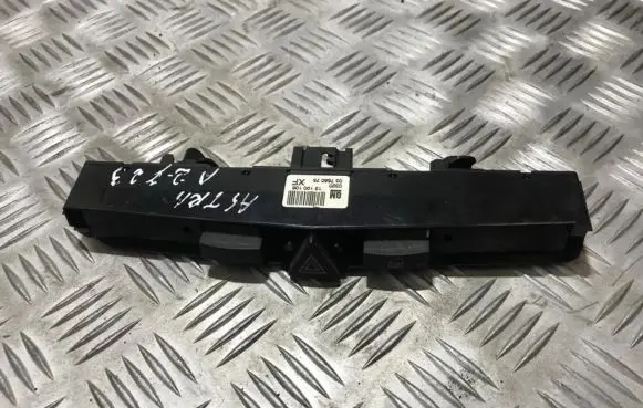 Opel Astra H Hazard light switch 13100105 0320