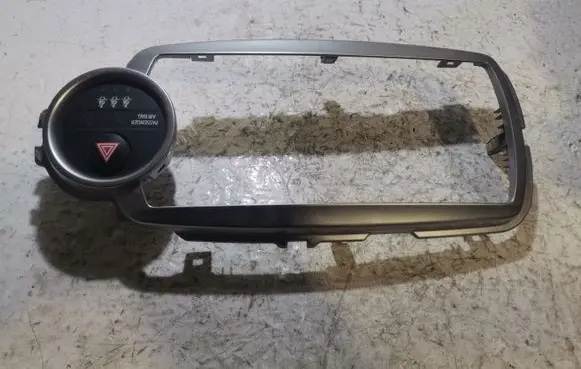 Radio/GPS head unit trim