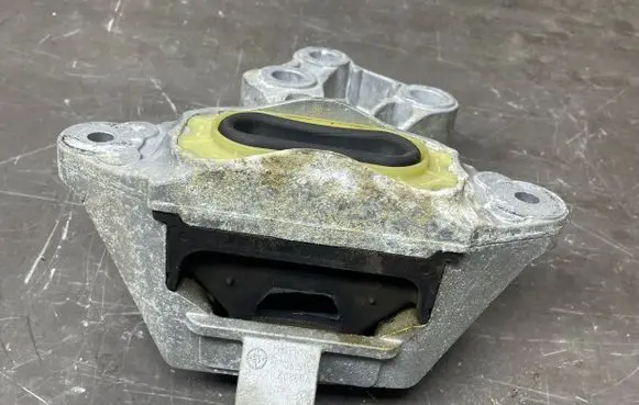Opel Astra J Engine mount bracket 13248548