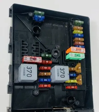 Volkswagen Touran II Fuse box set 1031700658