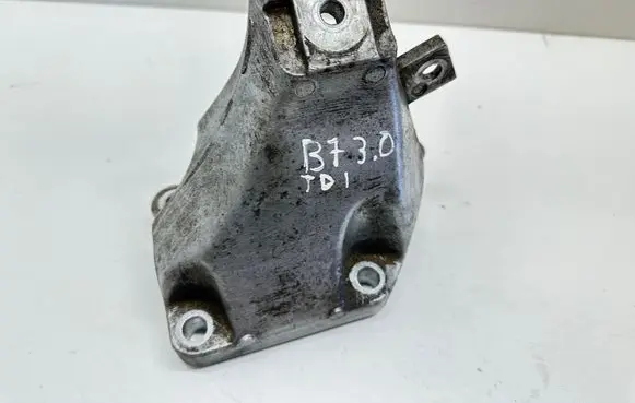 Engine mounting bracket