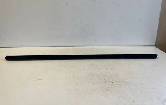 Opel Vivaro Front door glass trim molding 9808655880