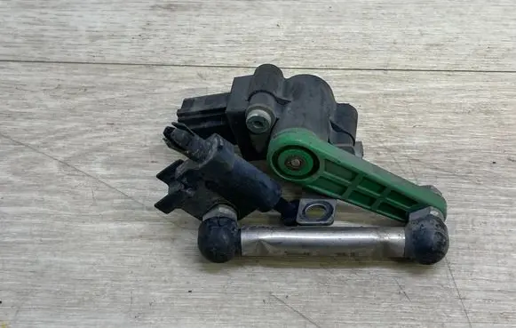 Volkswagen Touareg II Air suspension front height level sensor 7P0616213