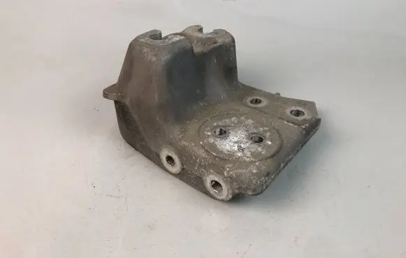 Subaru Legacy Engine mounting bracket