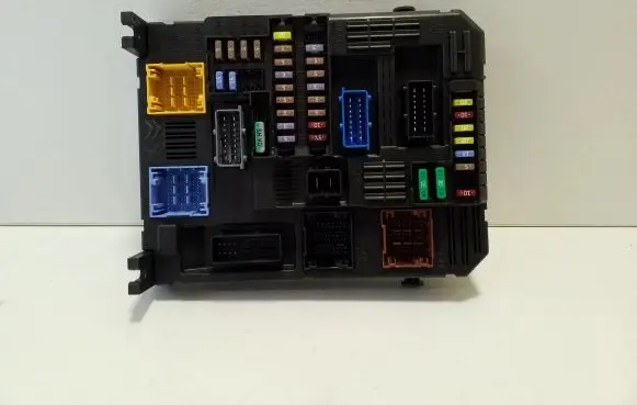 Opel Vivaro Fuse module 9845141280