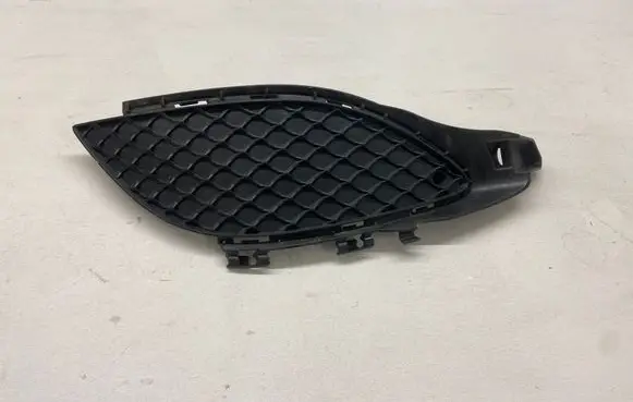 Mercedes-Benz A W176 Front bumper lower grill A1768850322 280060027