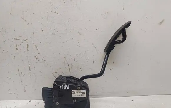 Accelerator throttle pedal