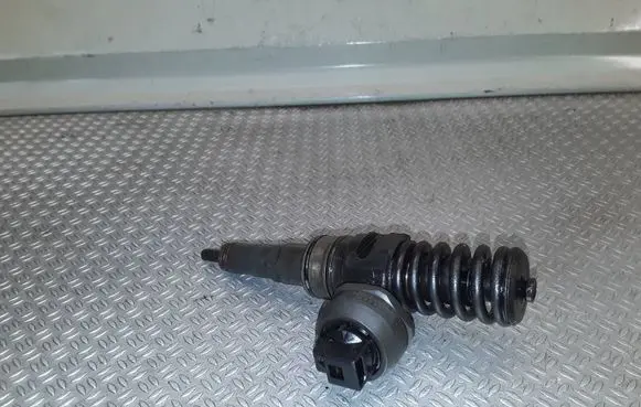 Volkswagen Golf Plus Fuel injector 038130073ag